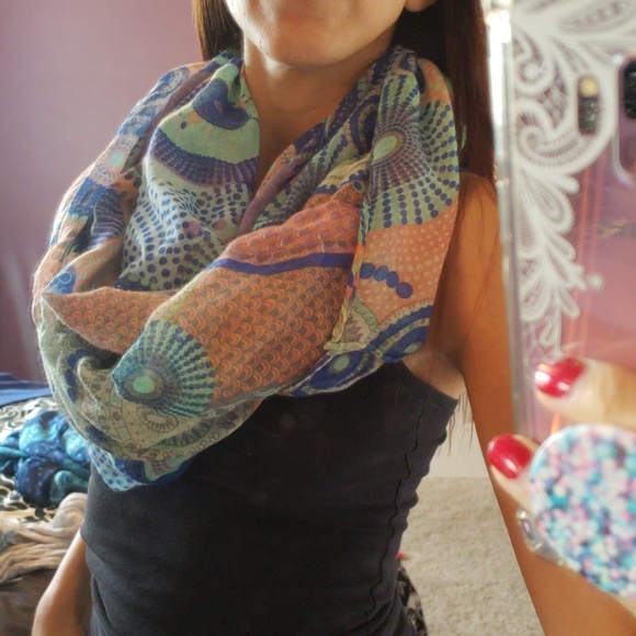 Bundle of 4 Infiniti scarves - Picture 4 of 5